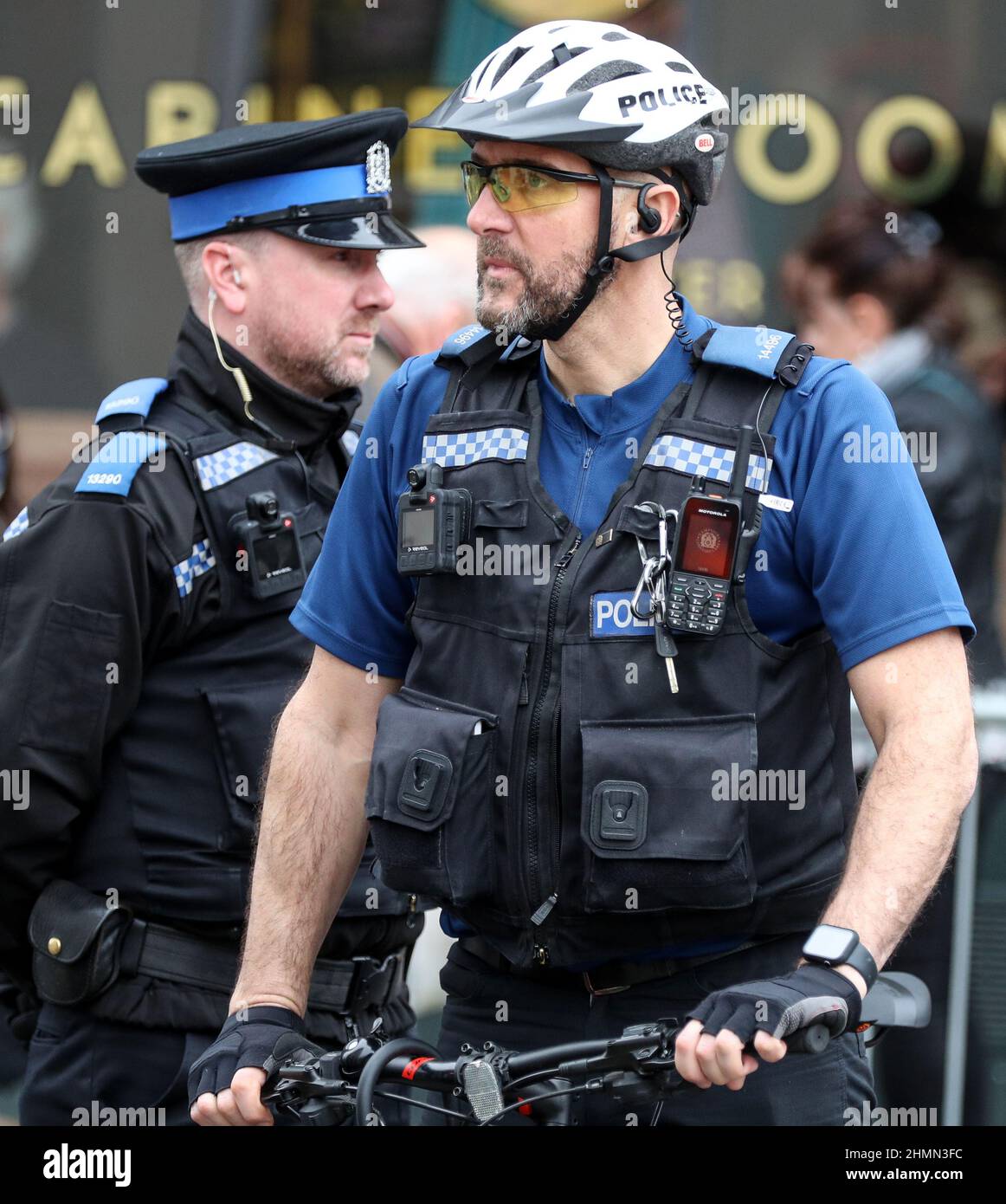 Polizeibeamte auf einem Fahrrad im Dienst in Winchester, Hampshire, Großbritannien Stockfoto
