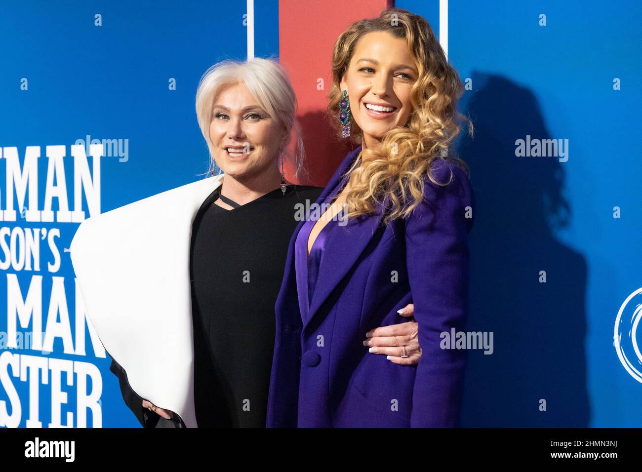 Deborra-Lee Furness, Ehefrau von „Music man“-Star Hugh Jackman, und Blake Lively nehmen am 10. Februar 2022 an der Eröffnung des Musicals „The Music man“ im Winter Garden Theatre am Broadway in New York, New York, Teil. (Foto von Gabriele Holtermann/Sipa USA) Stockfoto