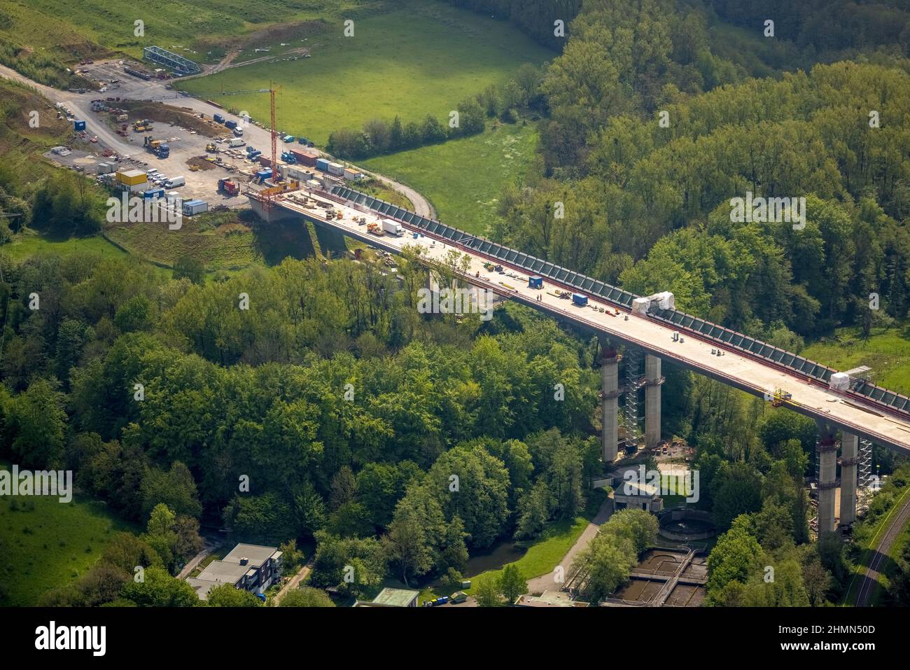 Luftaufnahme, Brücke, Angerbachtalbrücke, neuer Autobahnabschnitt der A44, Spaltschließung zwischen Ratingen-Ost und Velbert, Heiligenhaus, Ruhrgebiet, Nort Stockfoto