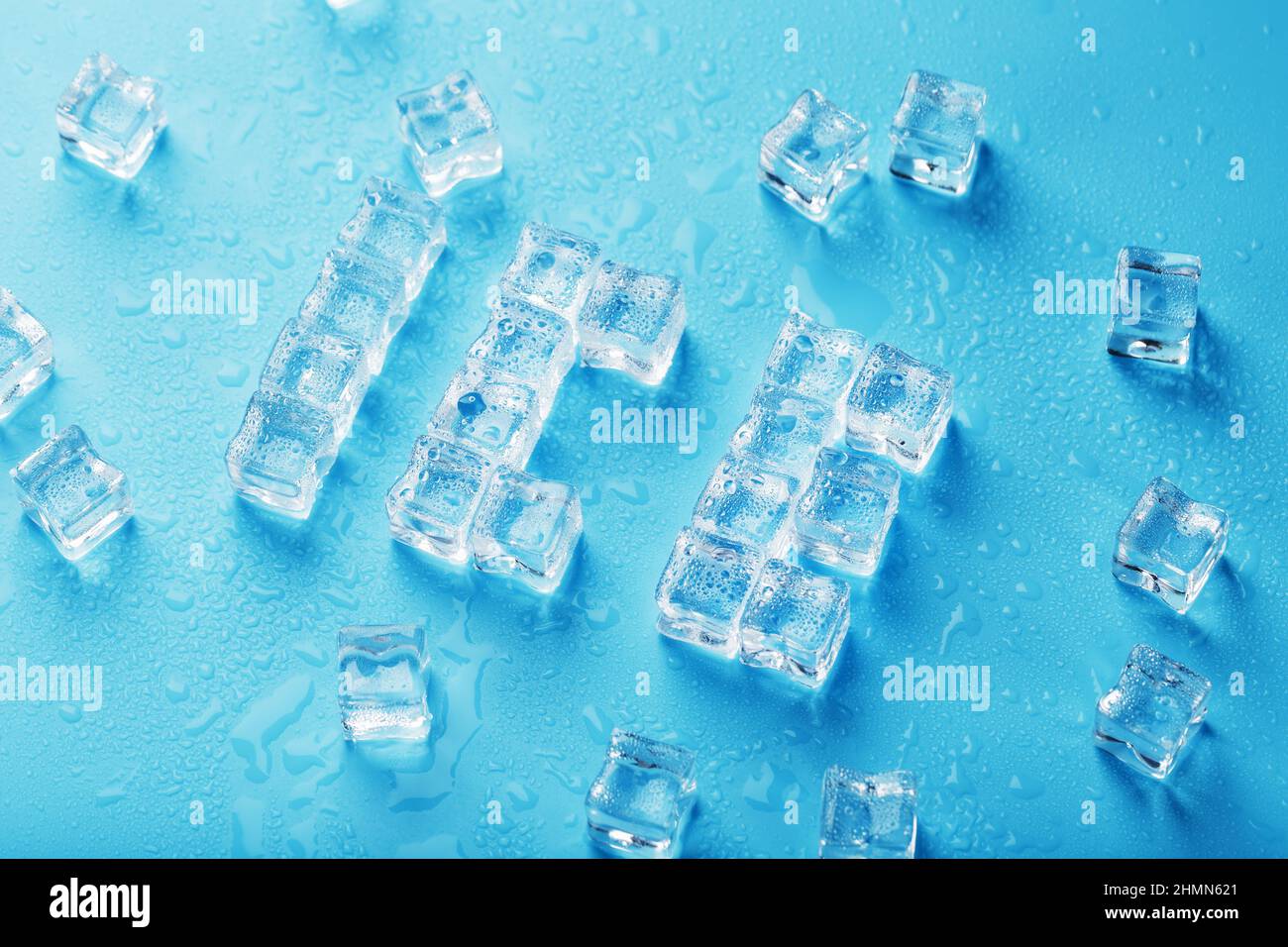 Die Inschrift EIS aus Eiswürfeln auf blauem Hintergrund Stockfoto
