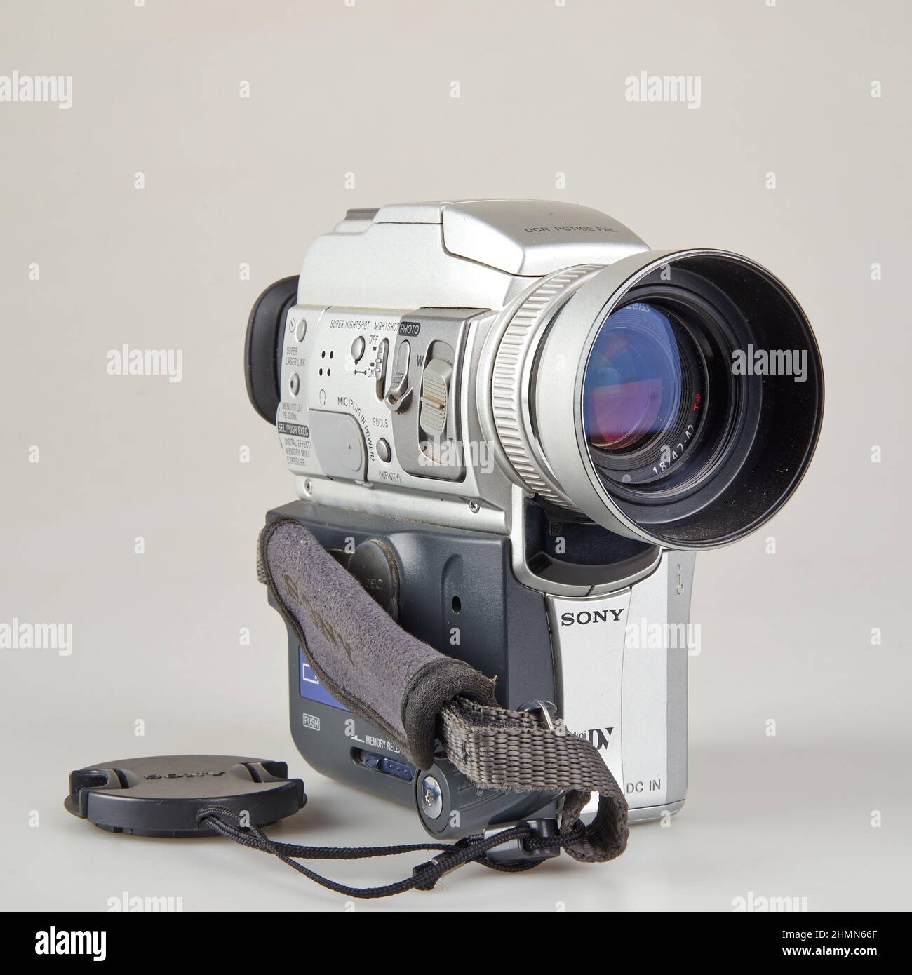Brüssel, Belgien, 9. Februar 2022: Sony Digital Video Handycam aus der Seitenansicht Stockfoto