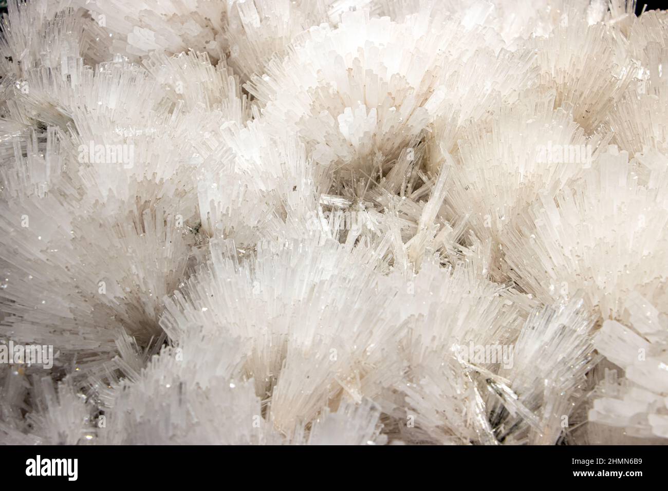 Ein natürlicher Mineralstein - roher Scolecit, ein Tektosilikat-Mineral der Zeolith-Gruppe, ein hydratisiertes Calciumsilikat. Stockfoto