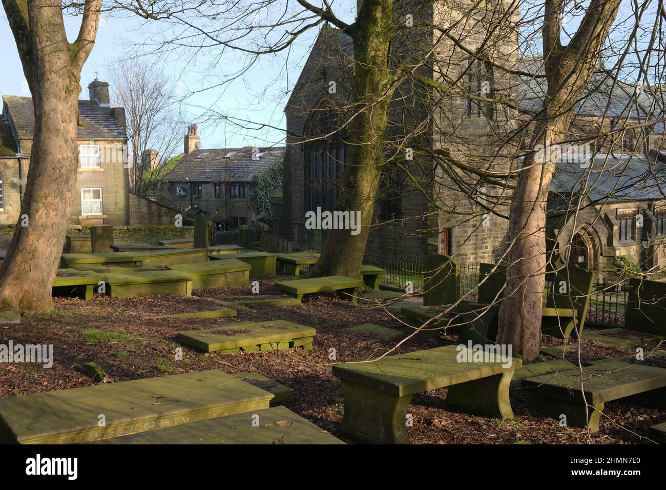 St. Michael and all Angels Church und Friedhof in der Wintersonne, Haworth, West Yorkshire Stockfoto