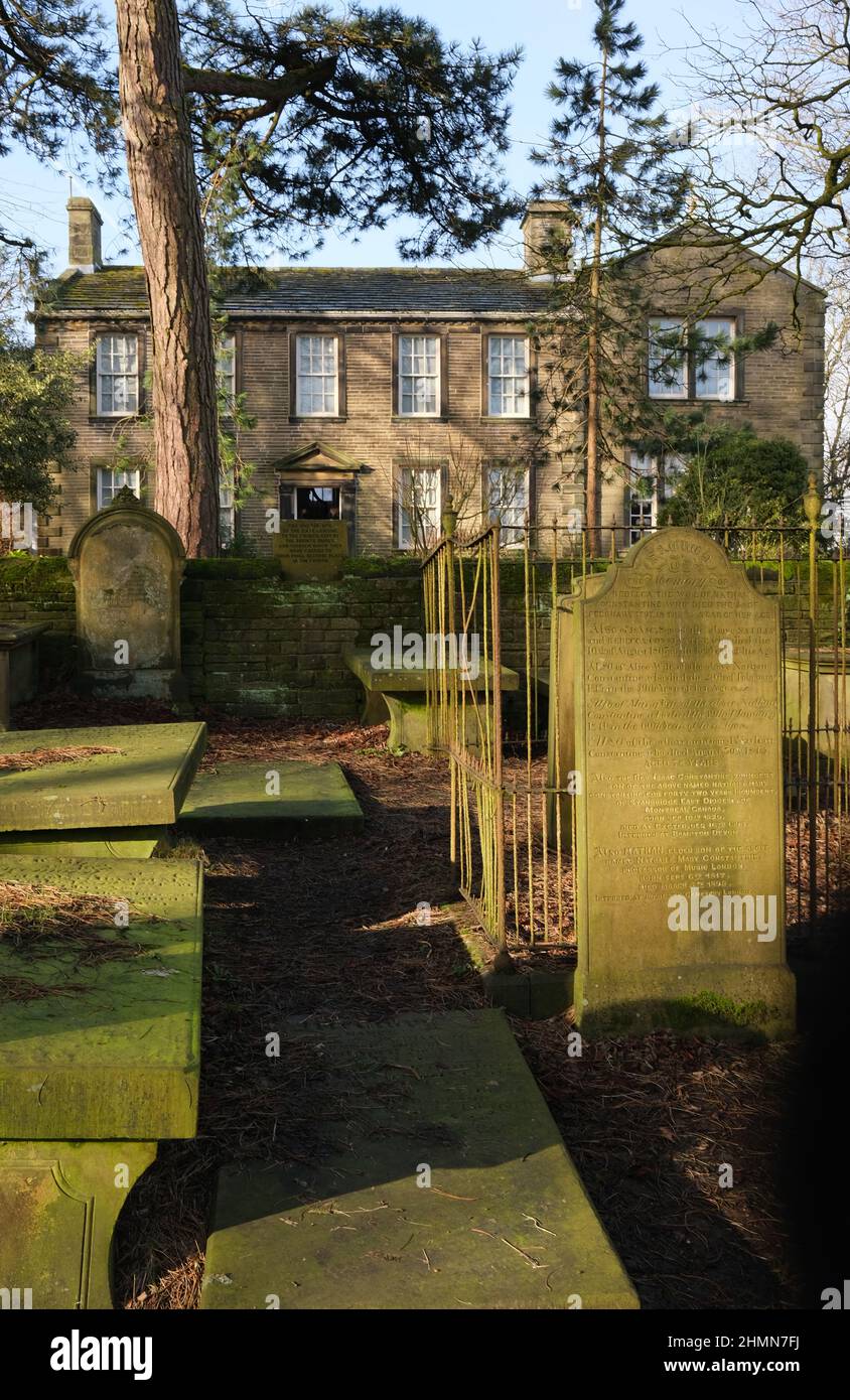 Haworth Parsonage Museum und Friedhof im Winter, West Yorkshire Stockfoto
