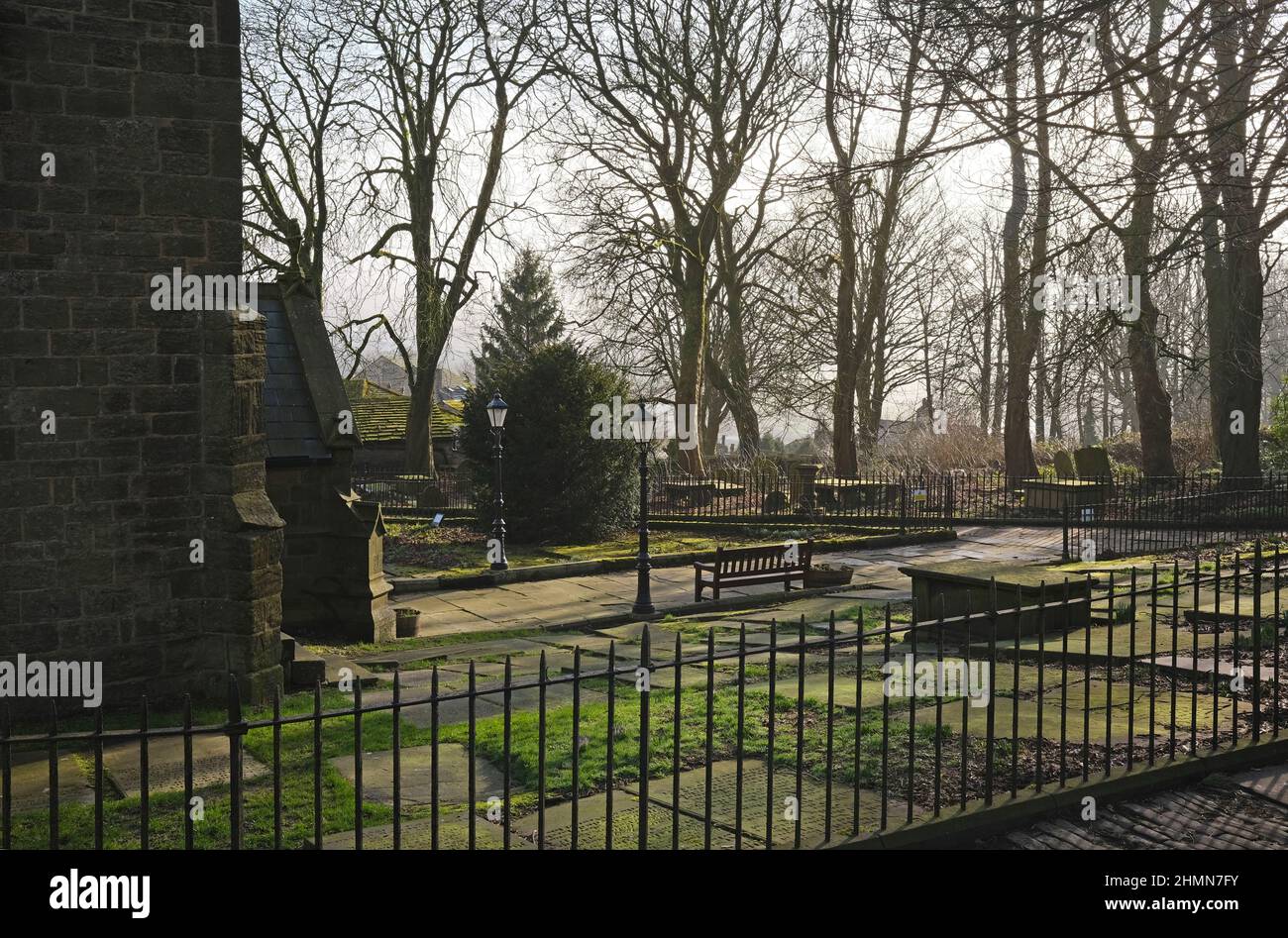 St. Michael and all Angels Church und Friedhof in der Wintersonne, Haworth, West Yorkshire Stockfoto