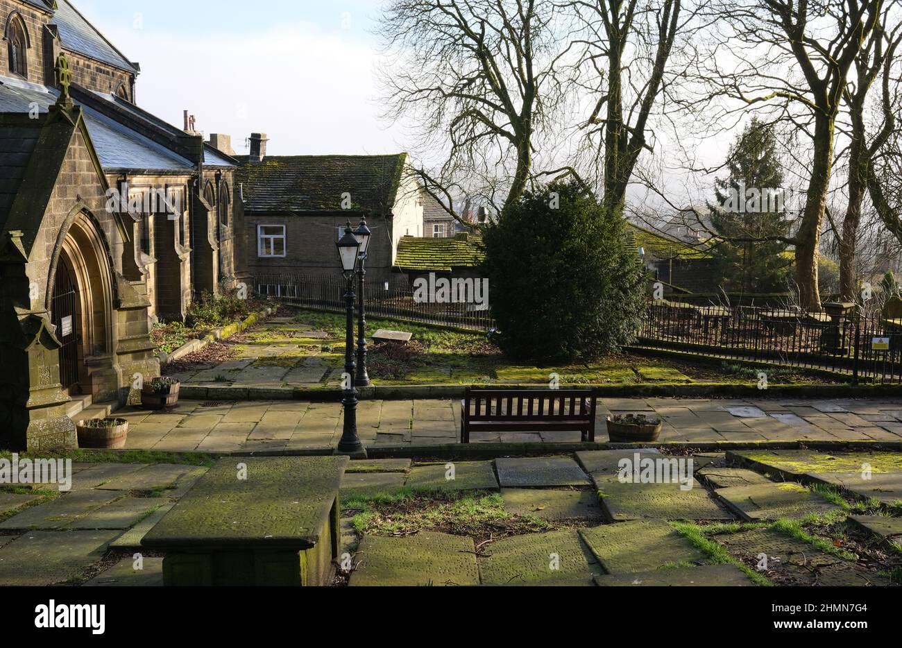 St. Michael and all Angels Church und Friedhof in der Wintersonne, Haworth, West Yorkshire Stockfoto