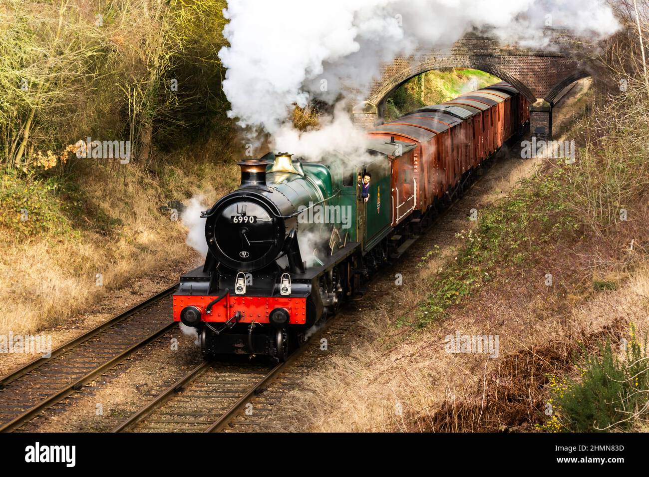 GWR Hall Lok 4-6-0 No.6990 Schleppen eines Güterzuges auf der Großen Zentralbahn Stockfoto