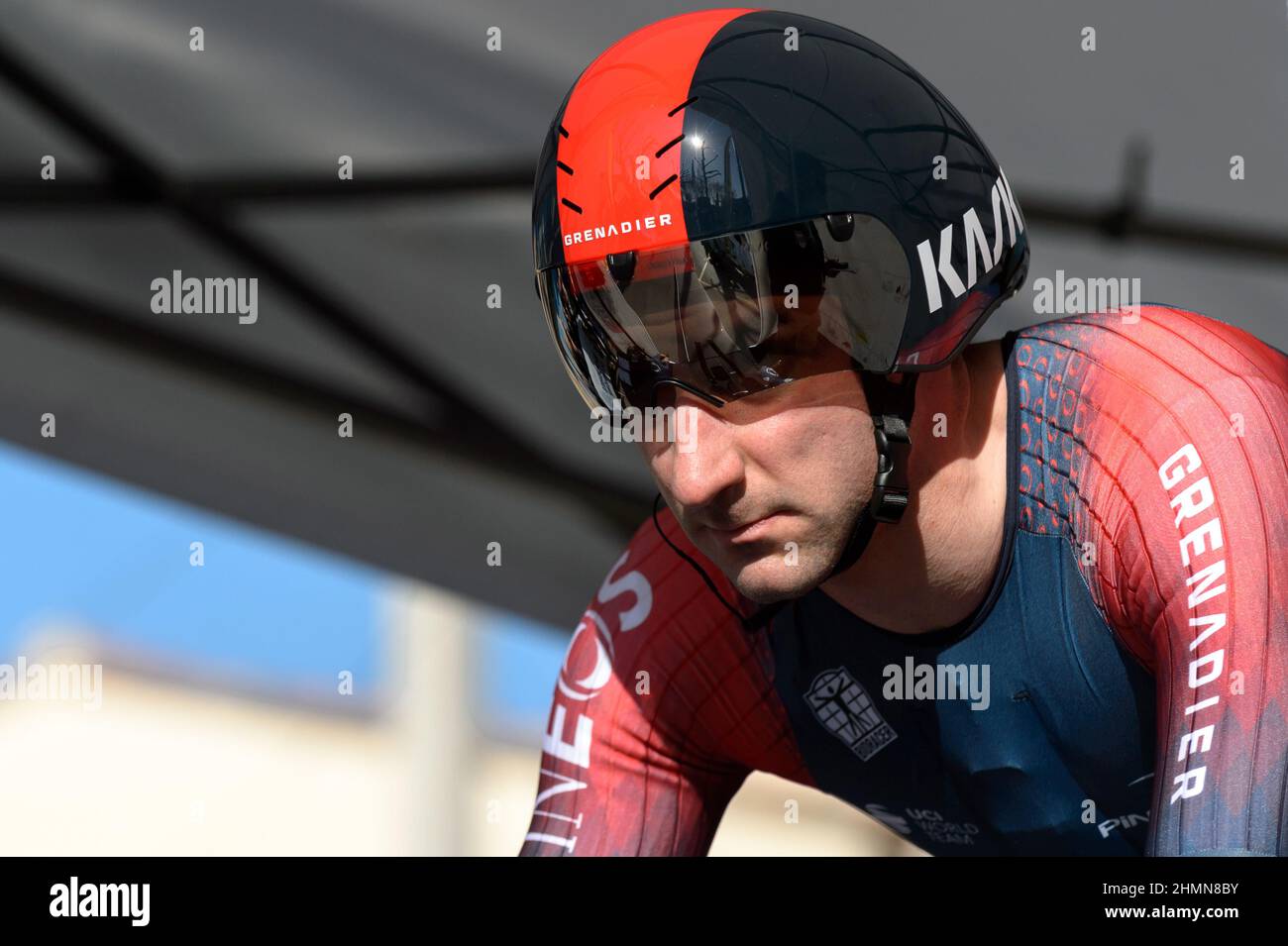 Elia Viviani (Team Ineos Grenadier) wurde zu Beginn des Prologs alarmiert.die Tour de La Provence 7th findet vom 10. Bis 13. Februar 2022 statt. Das Rennen hat 3 Etappen und einen Prolog. Der Prolog ist ein 7,1-Kilometer-Zeitfahren in der Stadt Berre-l'etang (Bouches-du-Rhone). Der Gewinner des Prologs ist Filippo Ganna. Kredit: SOPA Images Limited/Alamy Live Nachrichten Stockfoto