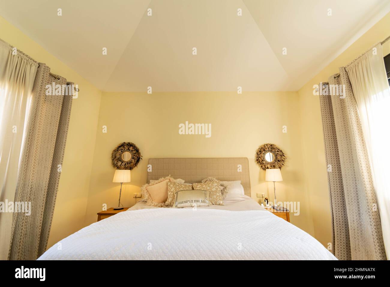 Ein Blick auf ein Bett und eine Wand ist in einem Schlafzimmer einer Villa an der costa del sol zu sehen Stockfoto