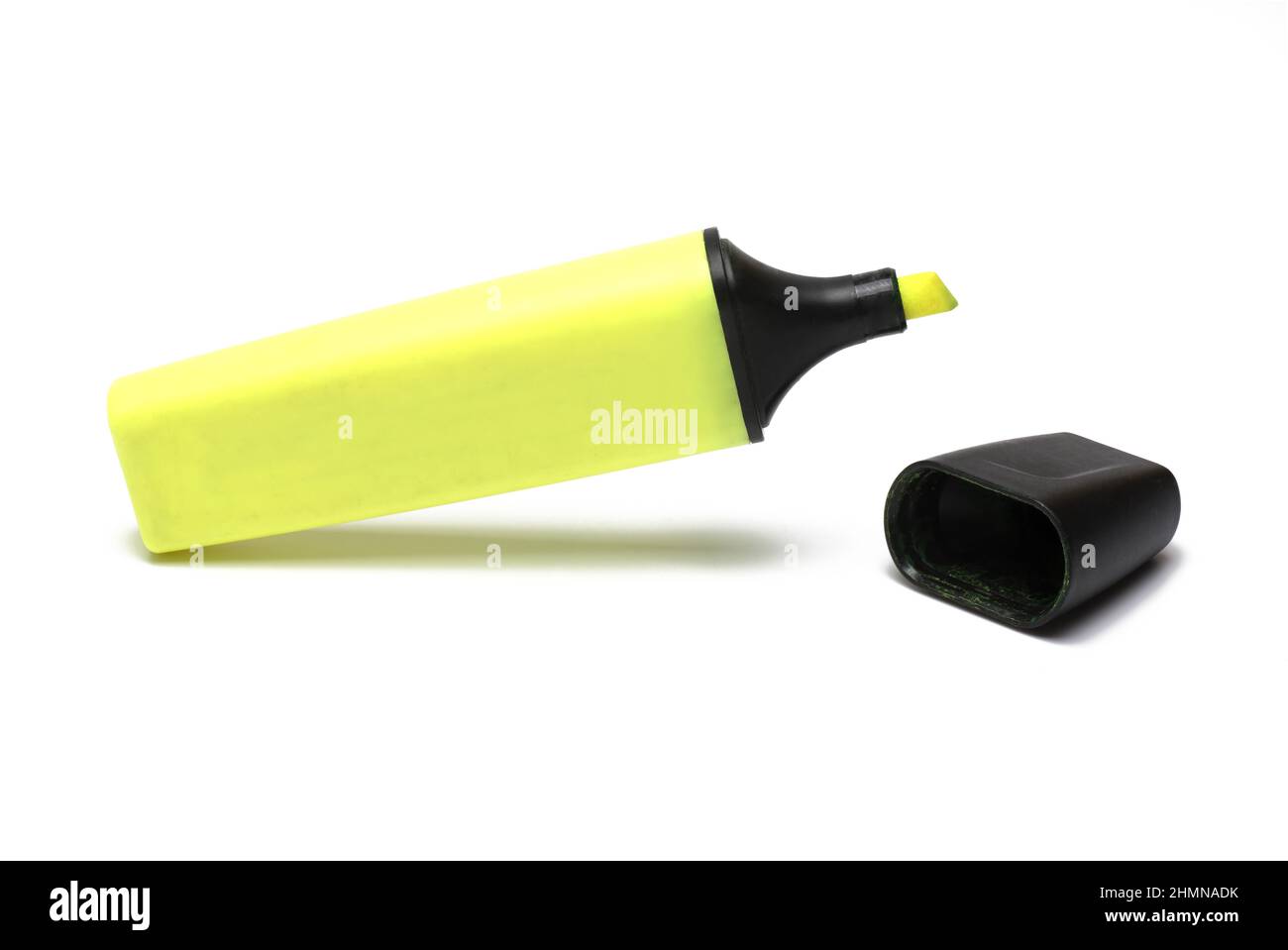 Nahaufnahme von neongelb, einem schwarzen textmarker, der wichtige Texte und Wörter auf weißem Hintergrund hervorhebt Stockfoto