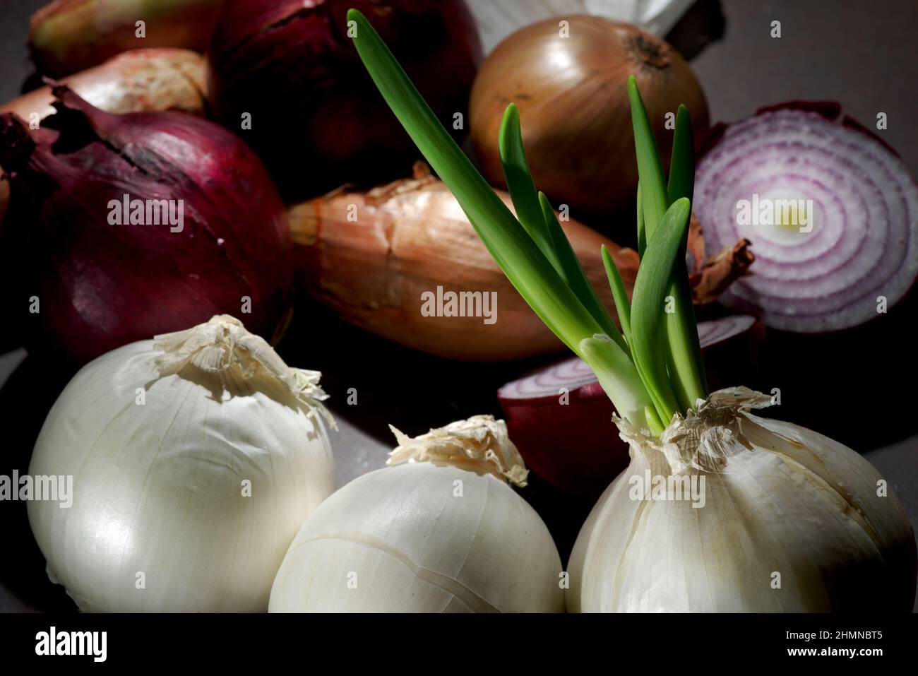 Frische reife Zwiebeln auf dem Tisch als Hintergrund. Bio-Lebensmittel Stockfoto