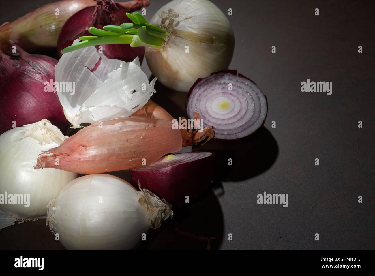 Frische reife Zwiebeln auf dem Tisch als Hintergrund. Bio-Lebensmittel Stockfoto