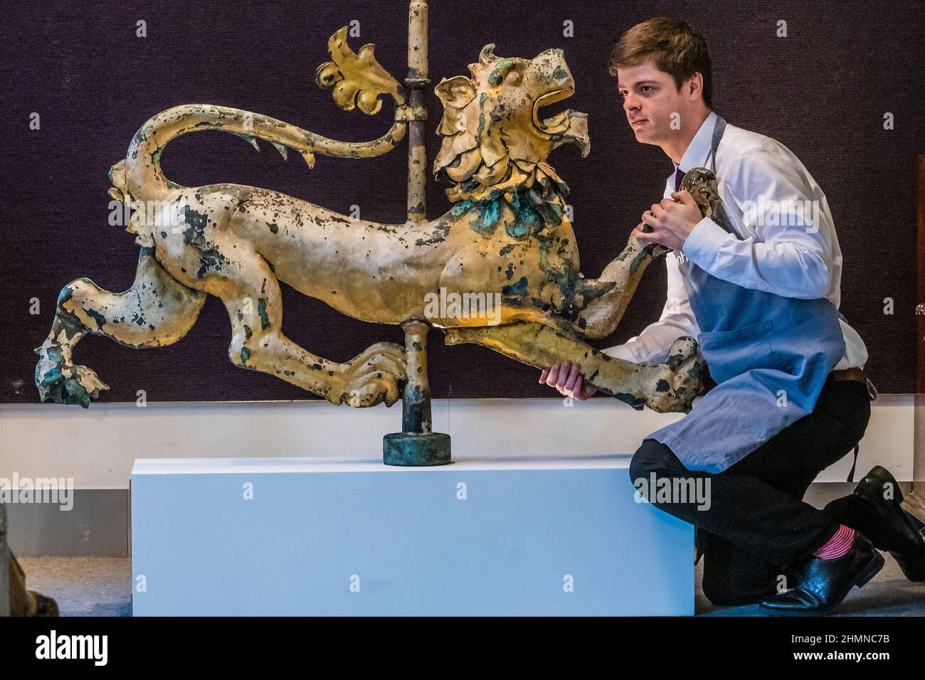 London, Großbritannien. 11th. Februar 2022. Eine vergoldete Kupferblechflügelfahne aus dem 18th. Jahrhundert im Louis XVI-Stil, £7.000 - £10.000 - Vorschau auf den Verkauf von Bonhams The Connoisseur's Library im Knightsbridge-Verkaufsraum. Der Verkauf selbst findet vom 15. Bis 16th. Februar in Knightsbridge statt. Kredit: Guy Bell/Alamy Live Nachrichten Stockfoto