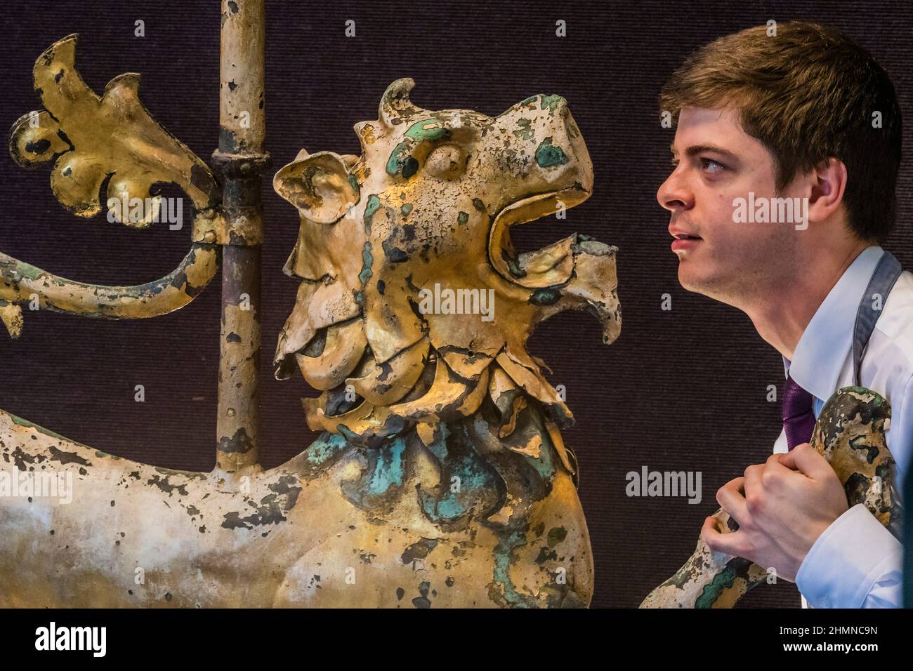 London, Großbritannien. 11th. Februar 2022. Eine vergoldete Kupferblechflügelfahne aus dem 18th. Jahrhundert im Louis XVI-Stil, £7.000 - £10.000 - Vorschau auf den Verkauf von Bonhams The Connoisseur's Library im Knightsbridge-Verkaufsraum. Der Verkauf selbst findet vom 15. Bis 16th. Februar in Knightsbridge statt. Kredit: Guy Bell/Alamy Live Nachrichten Stockfoto