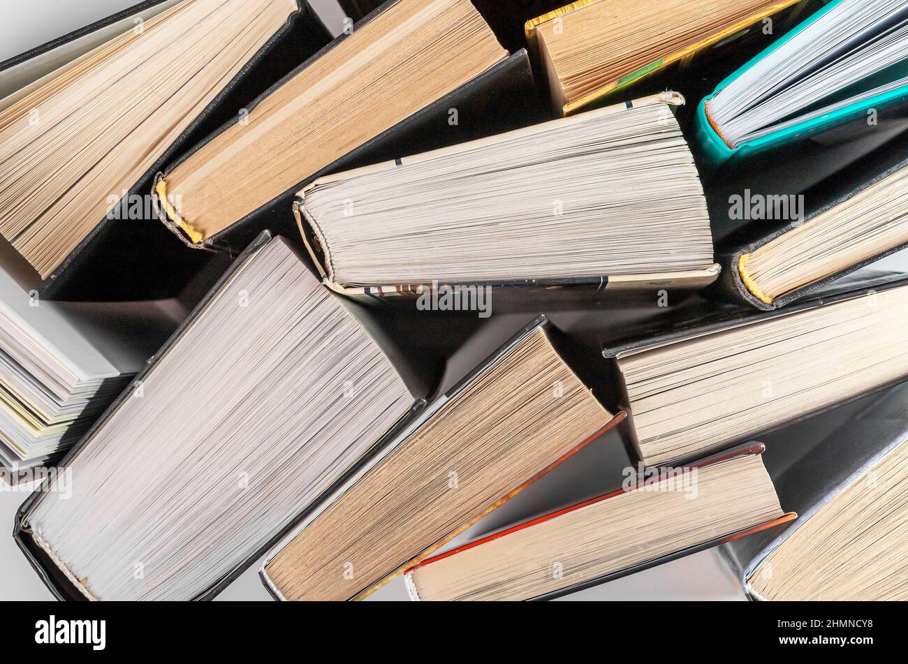 Bücher stapeln sich. Bildung und Literatur Lesekonzept. Wörterbücher, Romane, Enzyklopädien. Hochwertige Fotos Stockfoto
