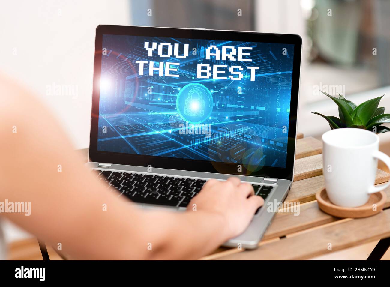 Textschild zeigt an, dass Sie die Besten sind. Business-Ansatz Sie sind die beste Hand tippen auf Laptop neben Coffe Becher und Pflanze arbeiten von zu Hause aus. Stockfoto