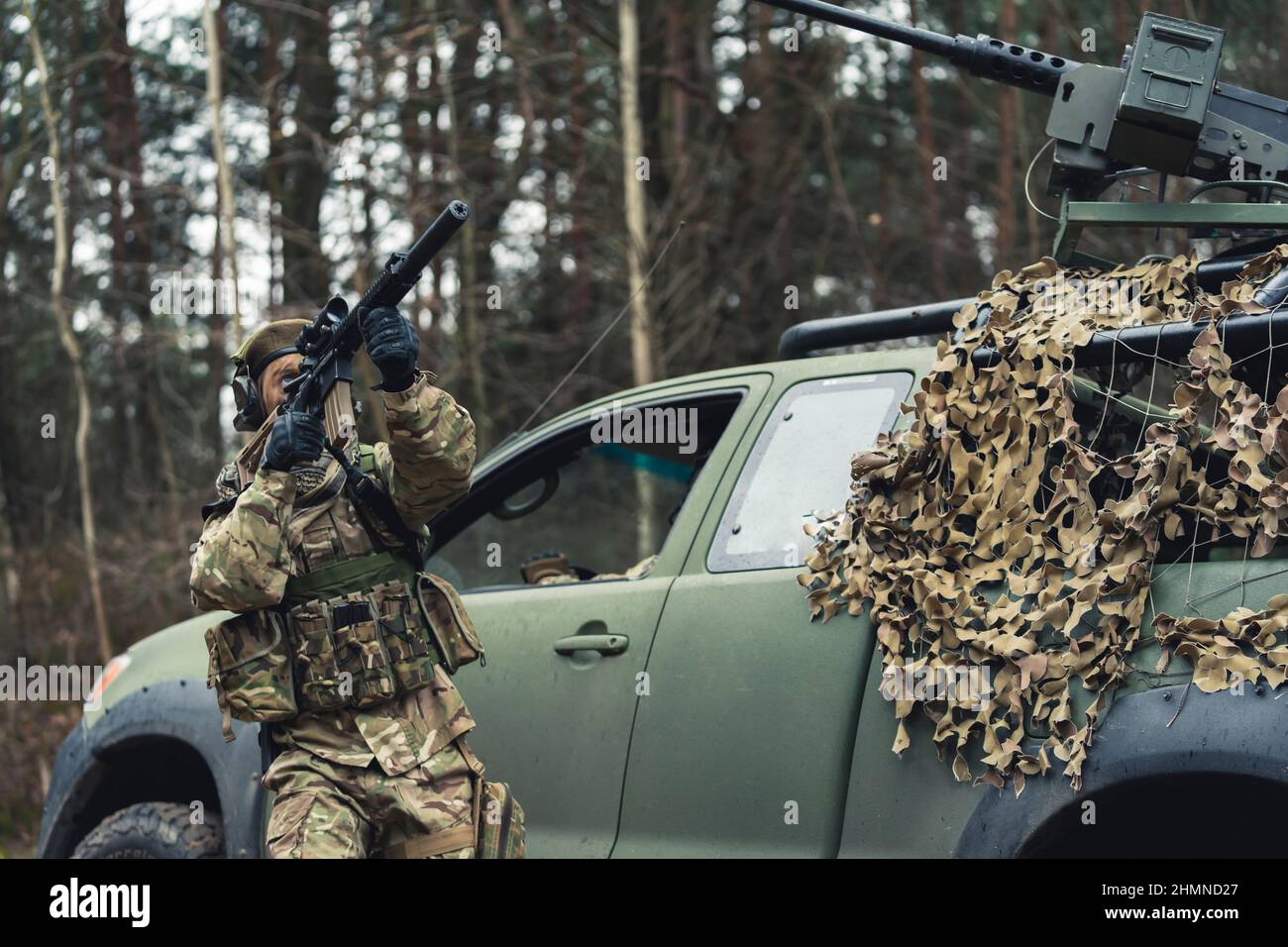 Bereit, Luftfeuerung im Dschungel mit Backup. Hochwertige Fotos Stockfoto