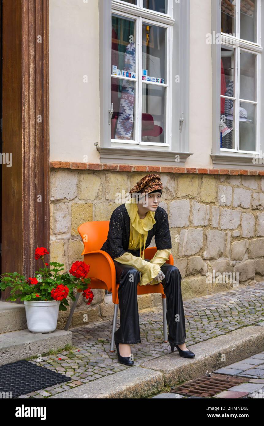 Quedlinburg, Sachsen-Anhalt, Deutschland: Schaufensterpuppe vor einem Modehaus in der Gildschaftsspur in der Altstadt des Weltkulturerbes. Stockfoto