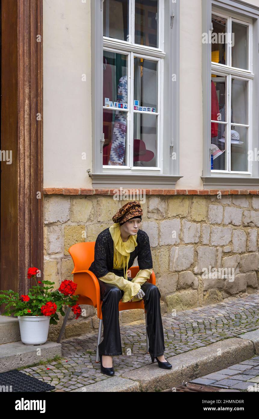 Quedlinburg, Sachsen-Anhalt, Deutschland: Schaufensterpuppe vor einem Modehaus in der Gildschaftsspur in der Altstadt des Weltkulturerbes. Stockfoto