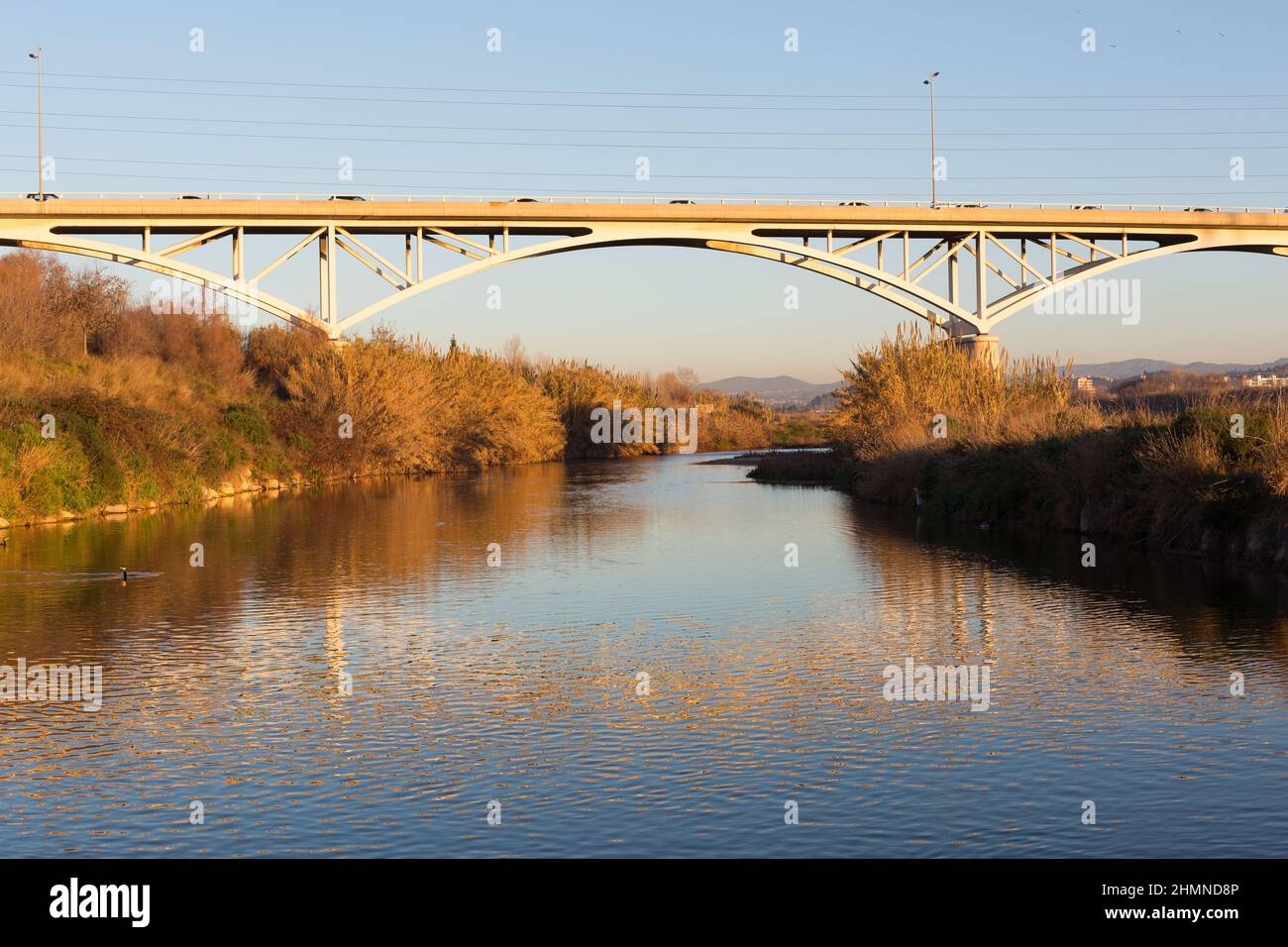 Moderne Brücke über den Fluss Llobregat in der Nähe von Barcelona Stockfoto