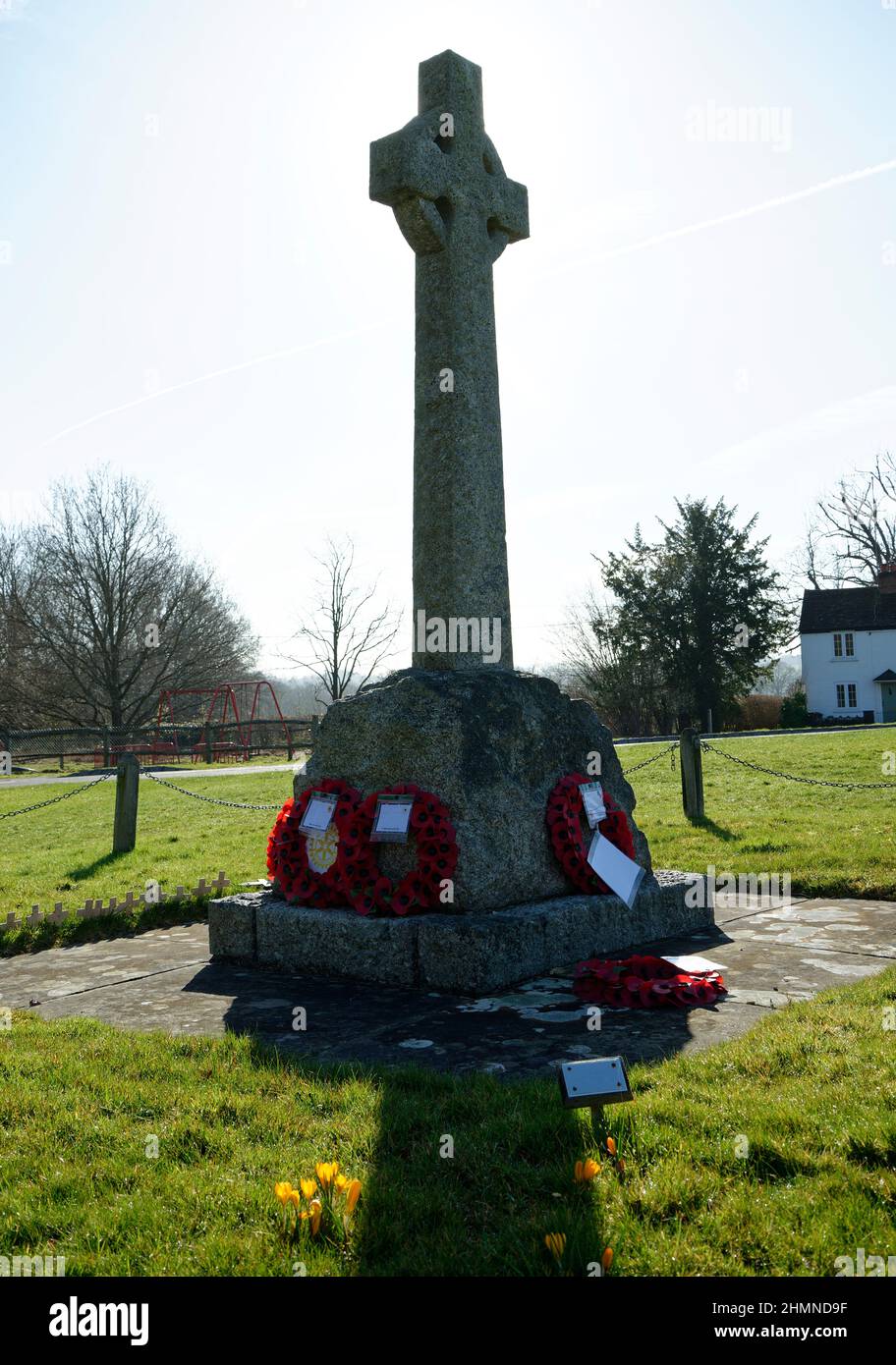 War Memorial bei Staplefield Green in West Sussex. Ein christliches Kreuz mit Mohnkränzen unten. Stockfoto