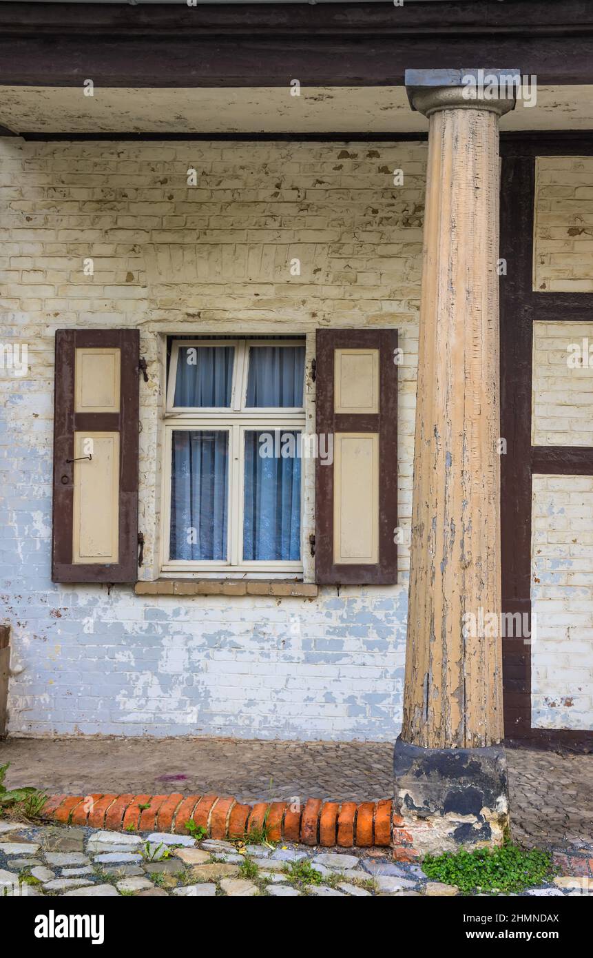 Quedlinburg, Sachsen-Anhalt, Deutschland: Fenster und Säule im denkmalgeschützten Fachwerkgebäude der Neustädter Wache. Stockfoto