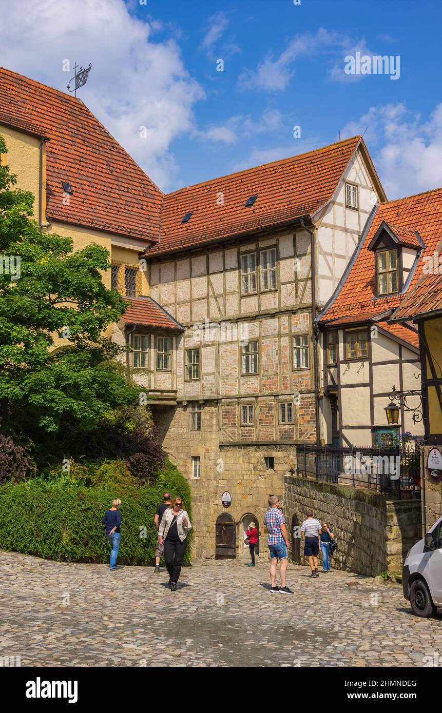 Quedlinburg, Sachsen-Anhalt, Deutschland: Besucher strömen auf den Schlossberg, um das historische mittelalterliche Schloss und die Stiftsgebäude zu sehen. Stockfoto