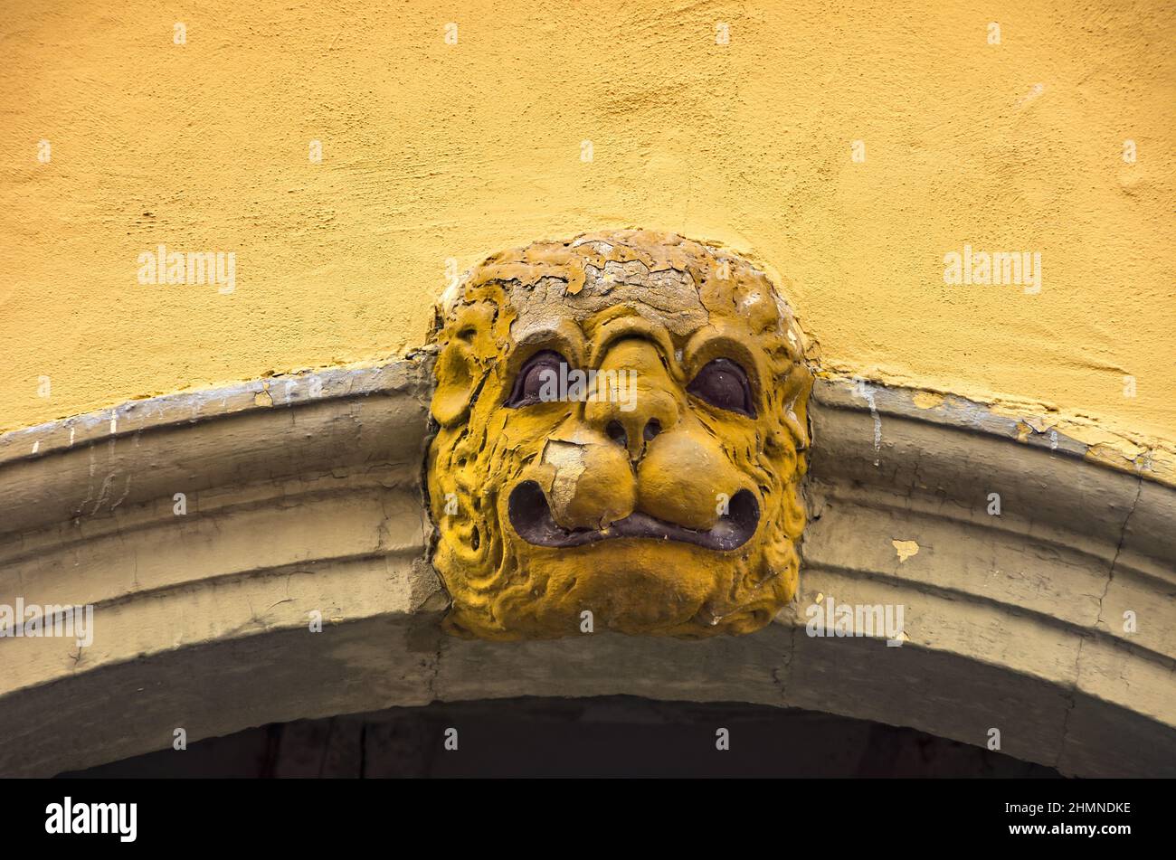 Capstone wurde als Löwenkopf in einem Torbogen eines Gebäudes in der historischen Altstadt von Quedlinburg, Sachsen-Anhalt, Deutschland, Europa ausgeführt. Stockfoto