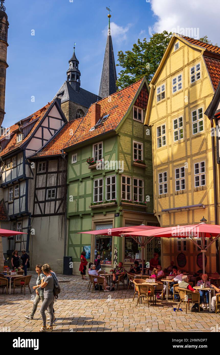 Quedlinburg, Sachsen-Anhalt, Deutschland: Malerische Szene auf dem historischen Marktplatz, wo zahlreiche Touristen und Bürger quirlig und hektischen. Stockfoto