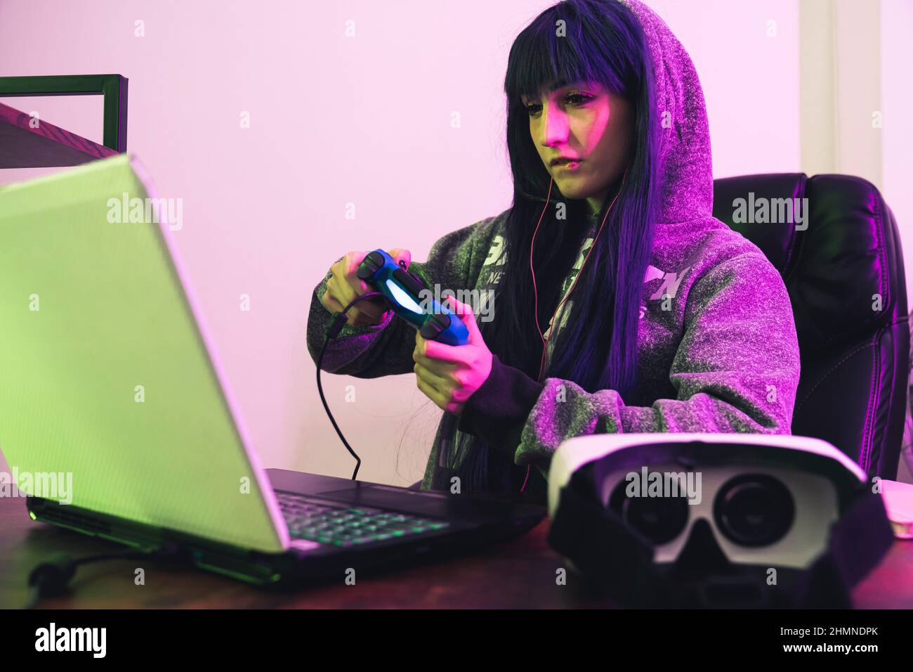 Das kaukasische Mädchen mit ihren 20s Jahren versucht hartnäckig, eine mittlere Nahaufnahme eines Computerspiels zu gewinnen. Hochwertige Fotos Stockfoto