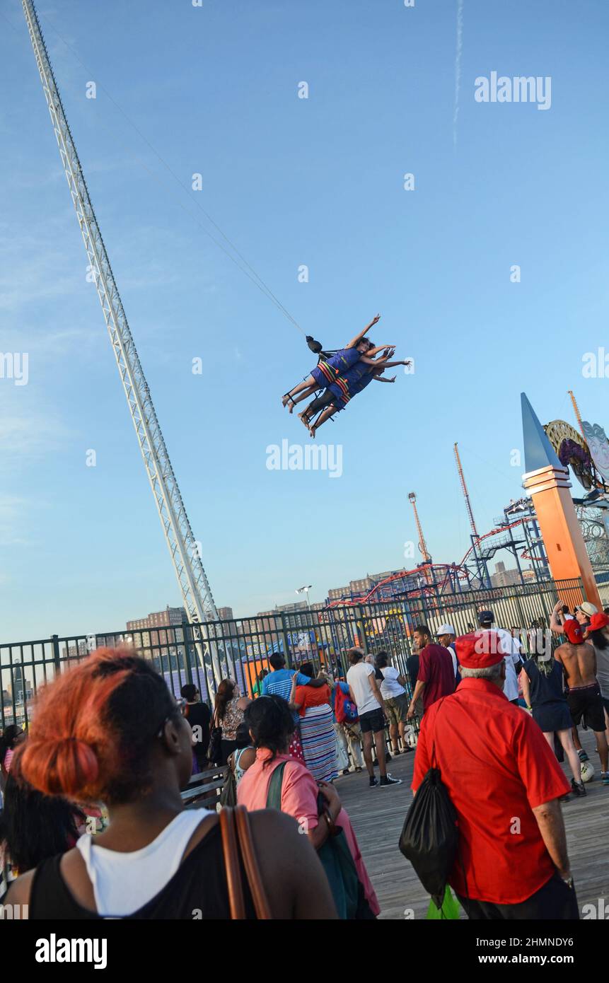 „Wenn Paris Frankreich ist, dann ist Coney Island zwischen Juni und September die Welt“, schrieb George C. Tilyou 1886. Der Riegelmann Boardwalk, bekannt als Stockfoto