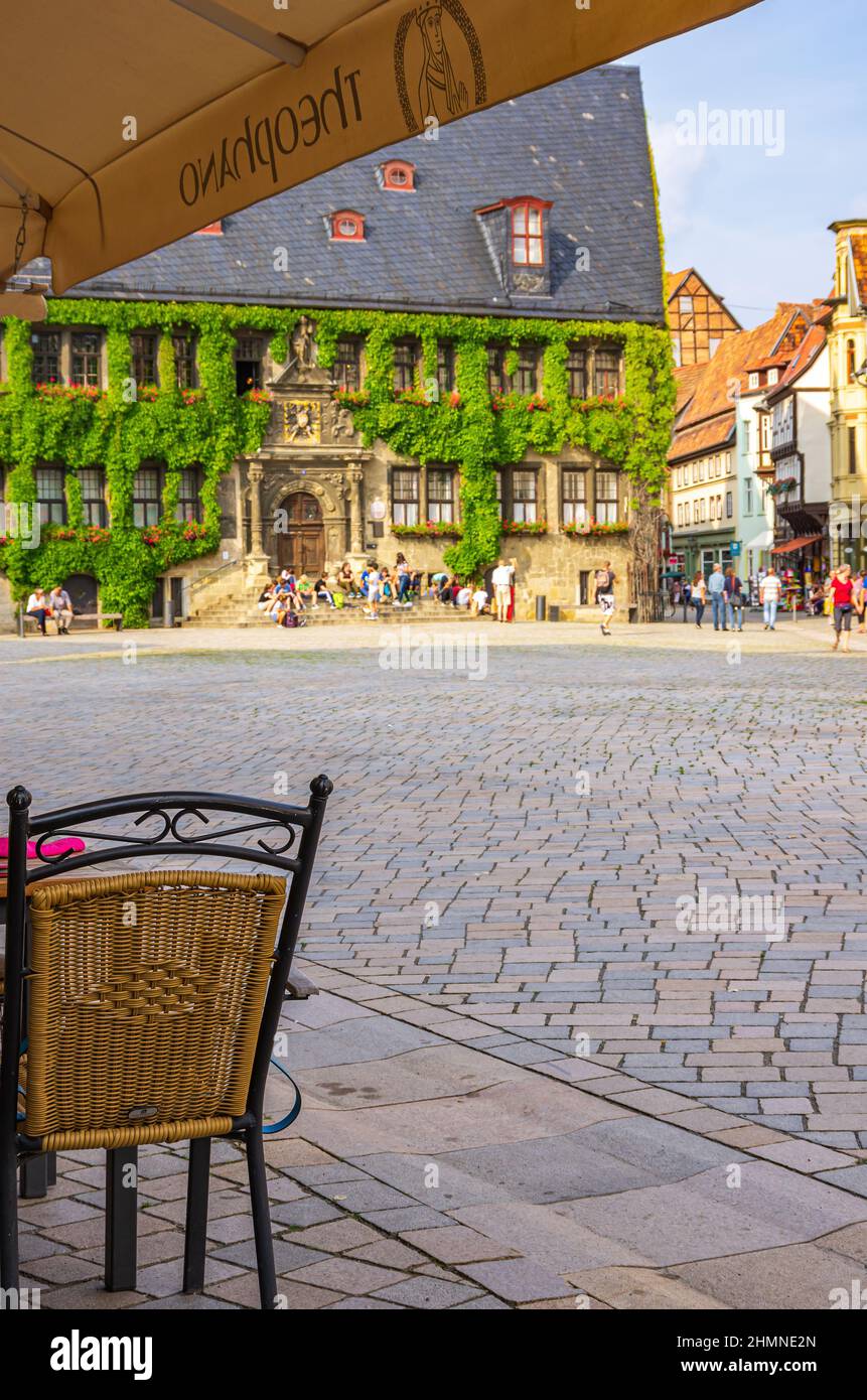 Quedlinburg, Sachsen-Anhalt, Deutschland: Blick von einem Straßencafé über den historischen Marktplatz in der Altstadt auf das mittelalterliche Rathaus. Stockfoto