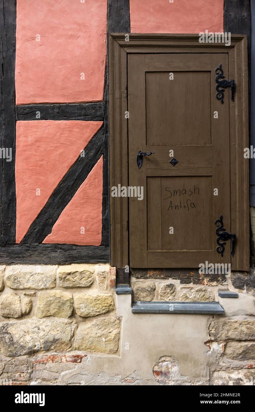 Quedlinburg, Sachsen-Anhalt, Deutschland: Eine Tür zu einem historischen Fachwerkhaus wurde von Unbekannten mit dem Slogan SMASH ANTIFA gepfropft. Stockfoto
