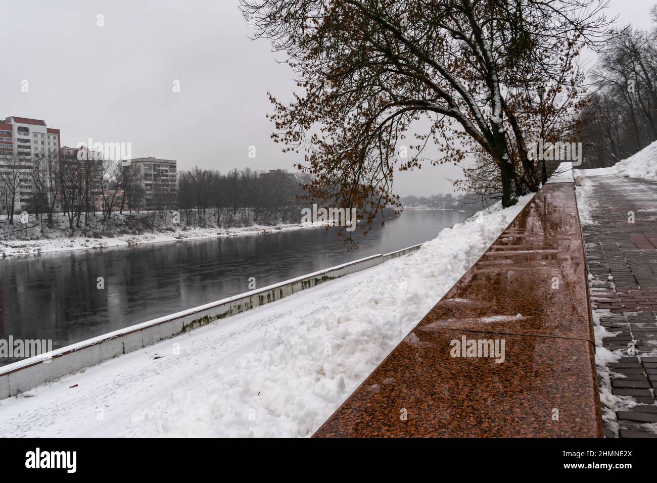 Vitebsk, Weißrussland - Februar 2022: Böschung des westlichen Flusses Dwina . Horizontales Foto. Stockfoto