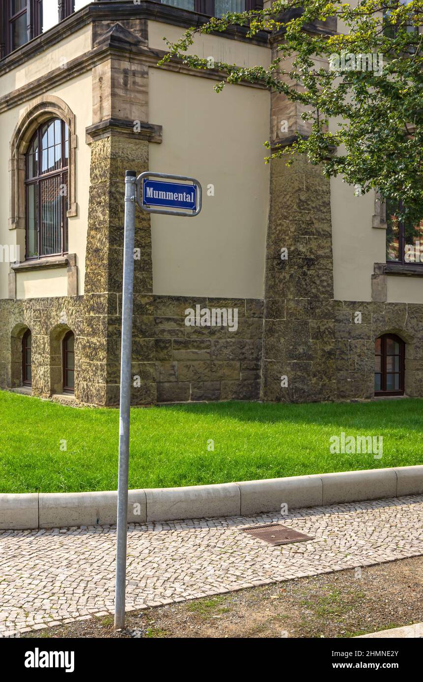 Straßenschild von Mummental und historische Hausecke in der Altstadt der Weltkulturerbe-Stadt Quedlinburg, Sachsen-Anhalt, Deutschland. Stockfoto