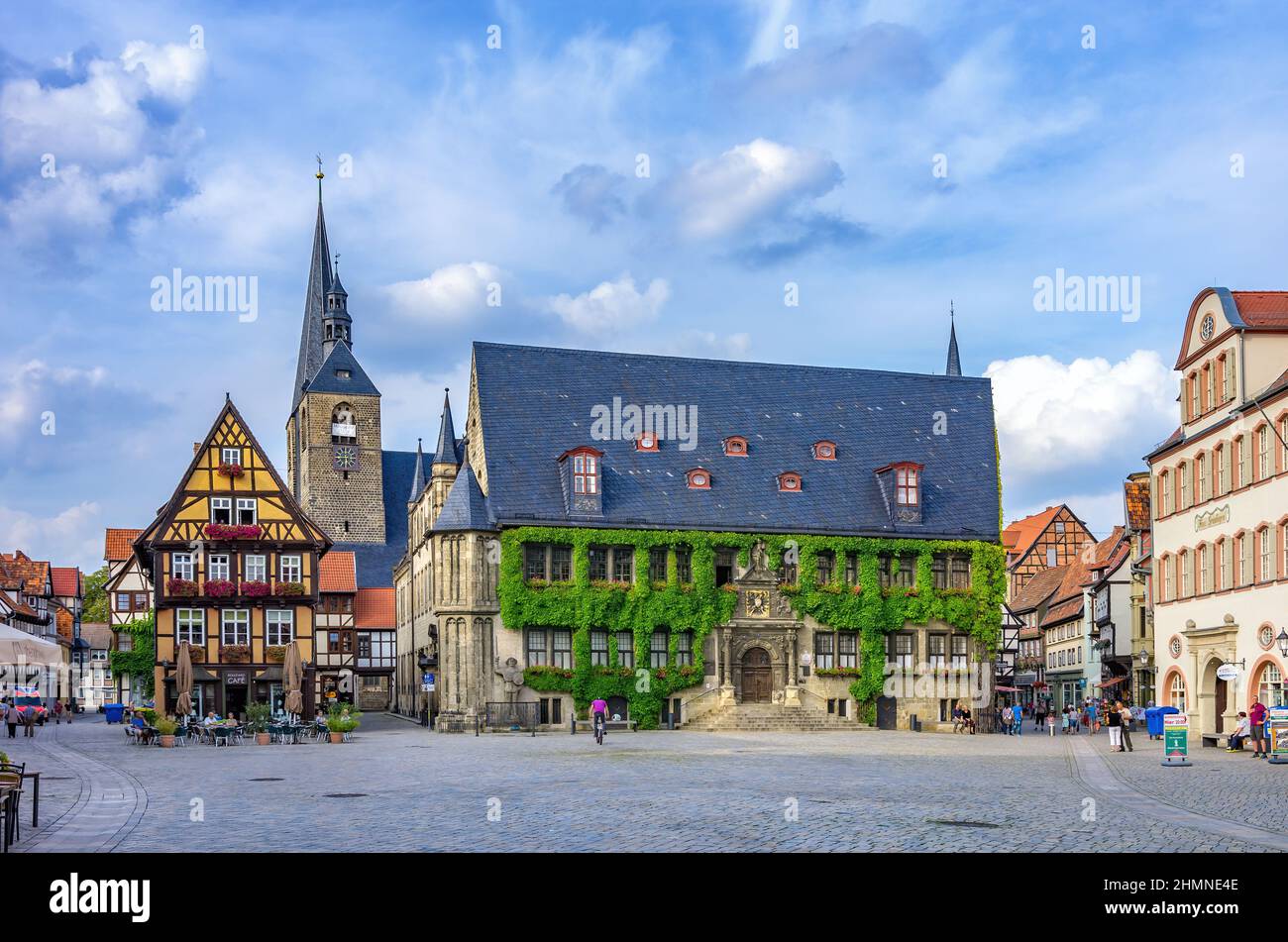 Quedlinburg, Sachsen-Anhalt, Deutschland: Blick über den historischen Marktplatz der Weltkulturerbe-Stadt zum mittelalterlichen Rathaus. Stockfoto