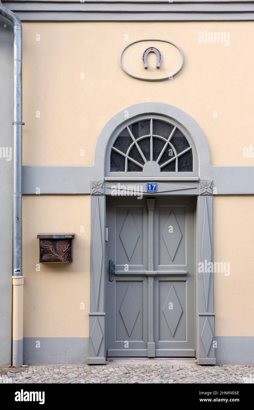 Eingang des denkmalgeschützten Gebäudes der Altetopfstrasse 17 in der Altstadt von Quedlinburg, Sachsen-Anhalt, Deutschland. Stockfoto