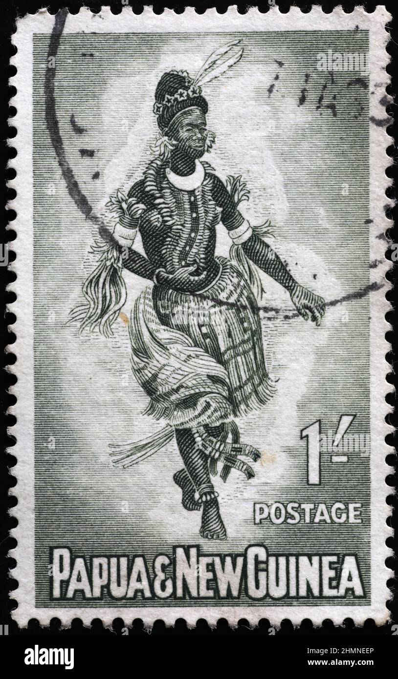Indigene Frau, die auf Briefmarke von Papua-Neuguinea tanzt Stockfoto