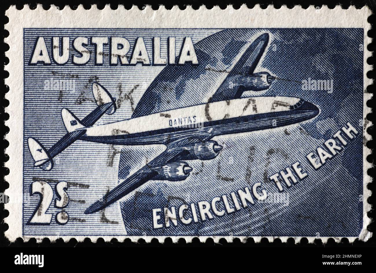 Alte Anzeige von Qantas Airlines auf australischer Briefmarke Stockfoto