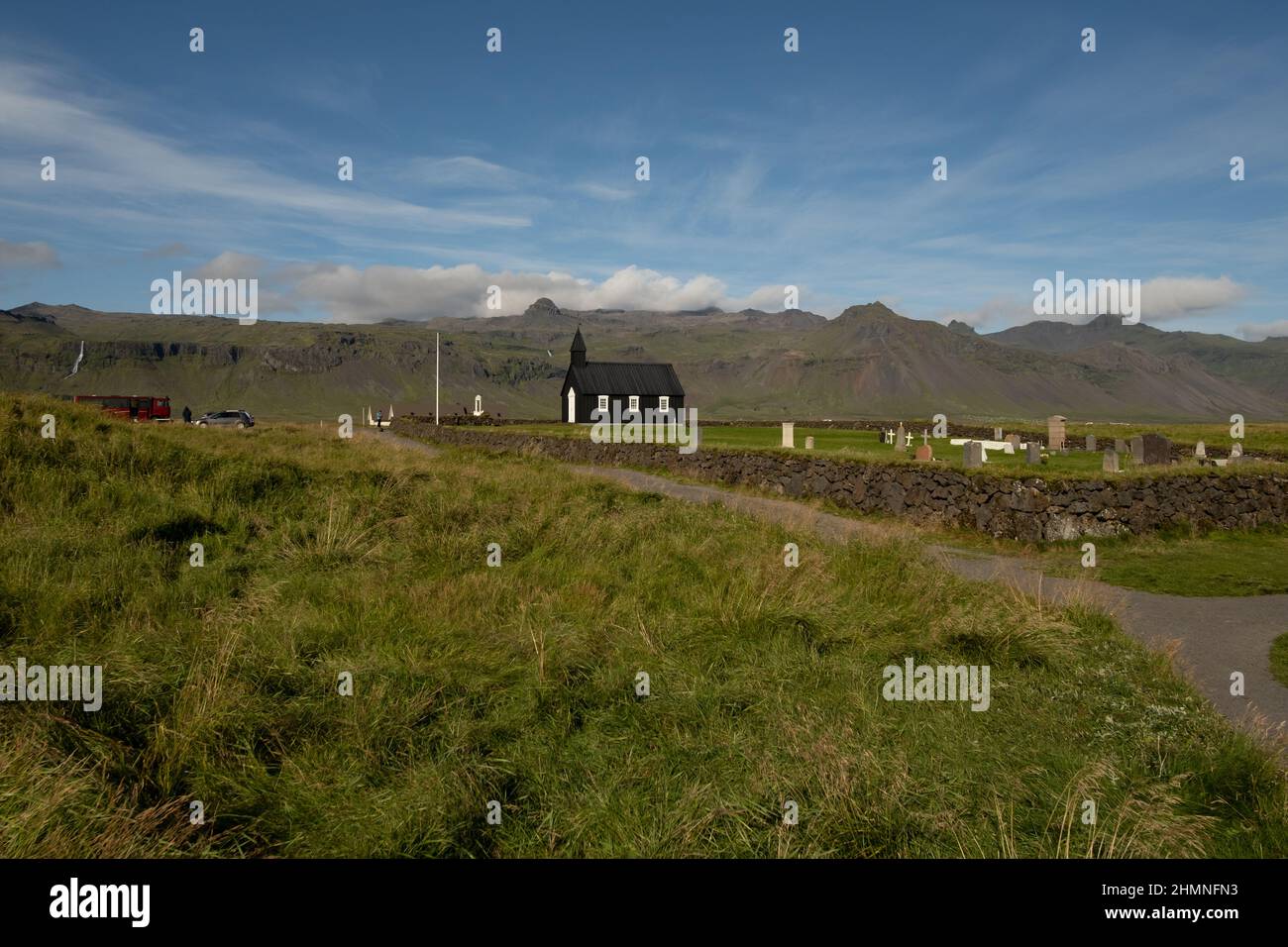 Alte Holzkirche mit weißer Tür und Fenstern in Island Stockfoto