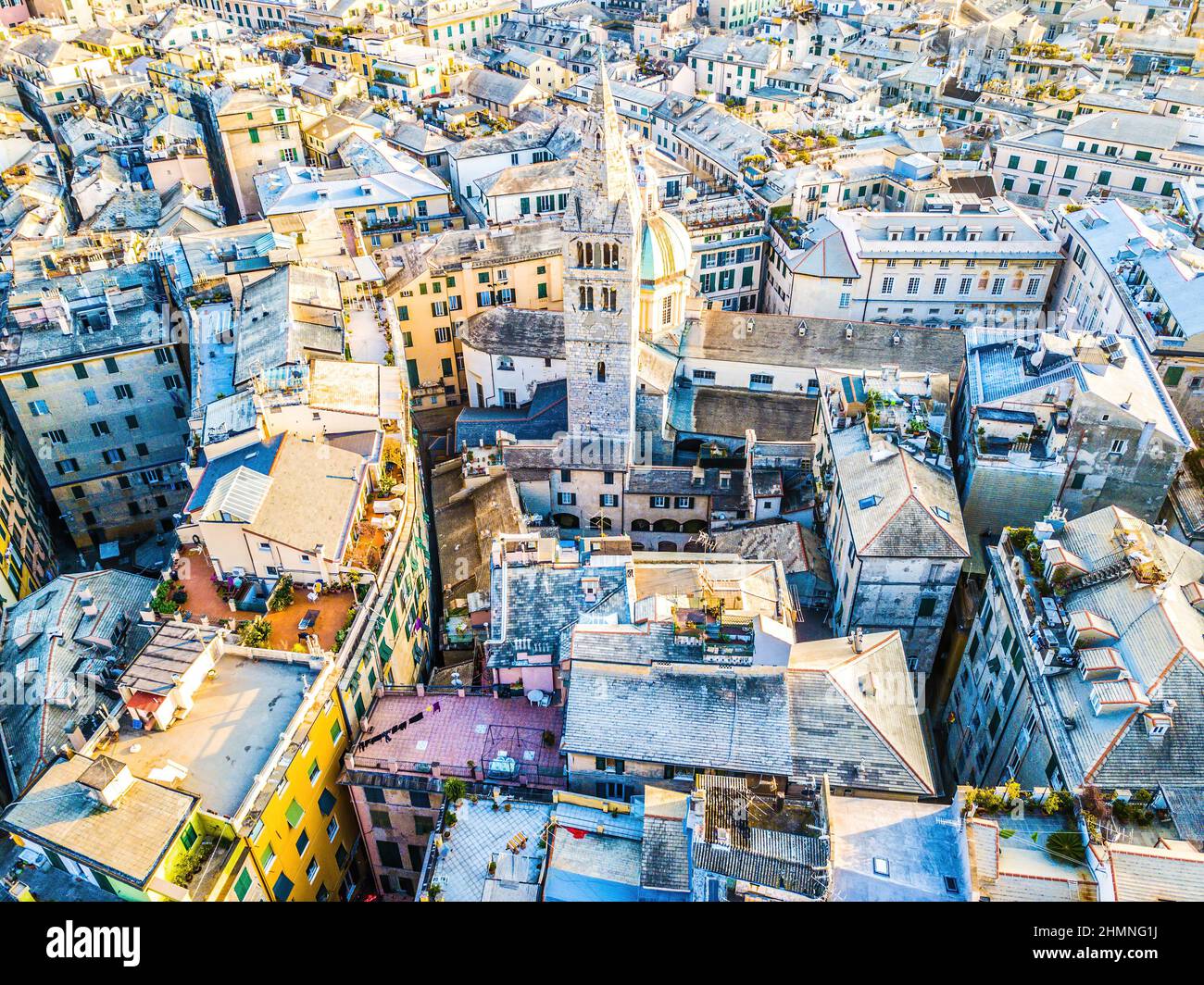 Enge Gassen der Altstadt von Genua, Italien Stockfoto