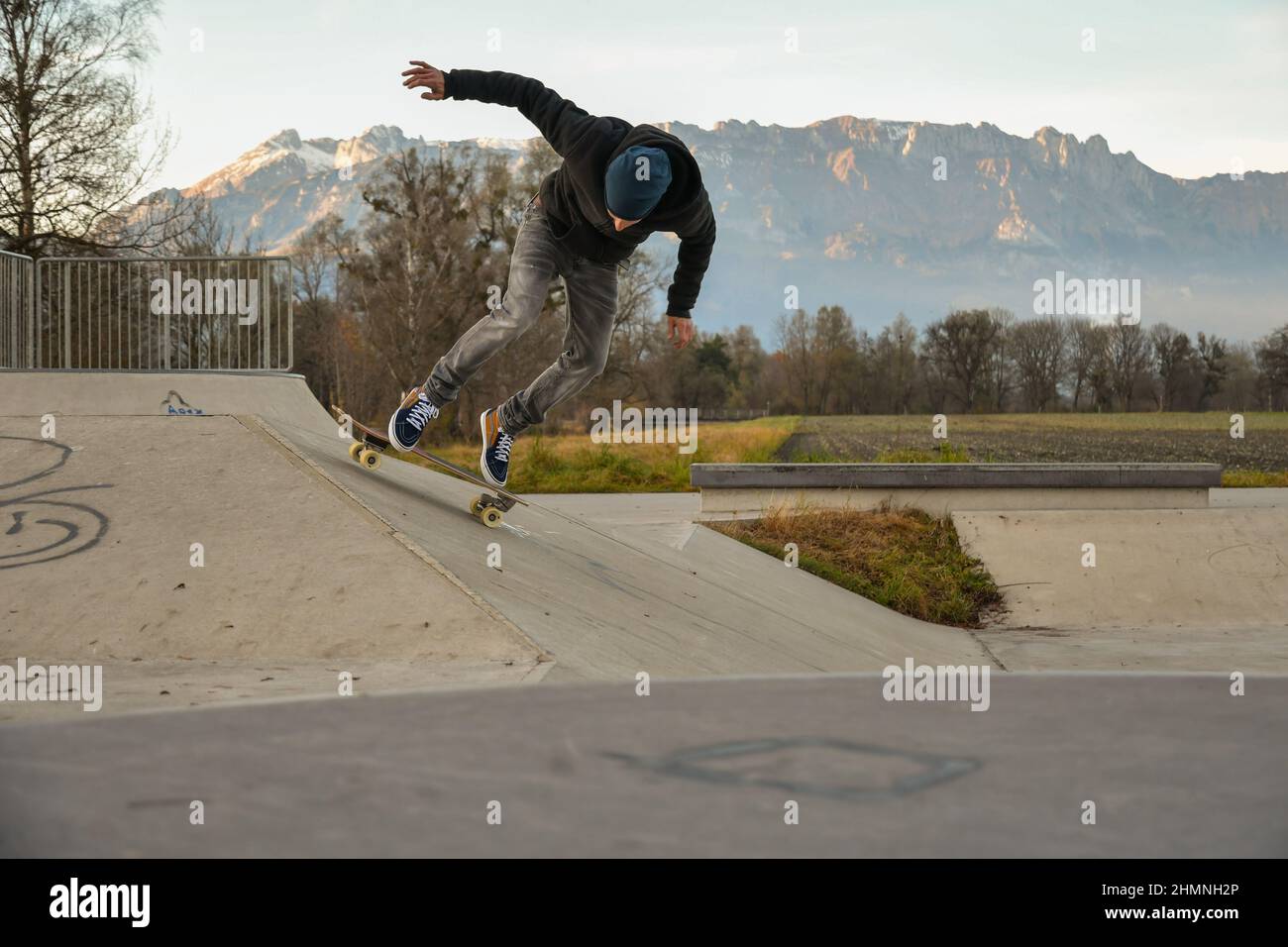 Vaduz, Liechtenstein, 19. November 2021 Guy auf einem Skateboard macht coole Moves Stockfoto
