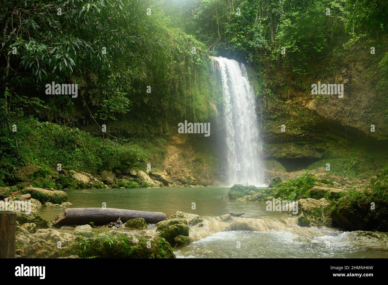 Bergfluss und Wasserfall HD. Das Foto zeigt einen riesigen sauberen Wasserstrom. Der Außenbereich ist voller tropischer Vegetation. Tropischer Wasserfall wird in fotografiert Stockfoto