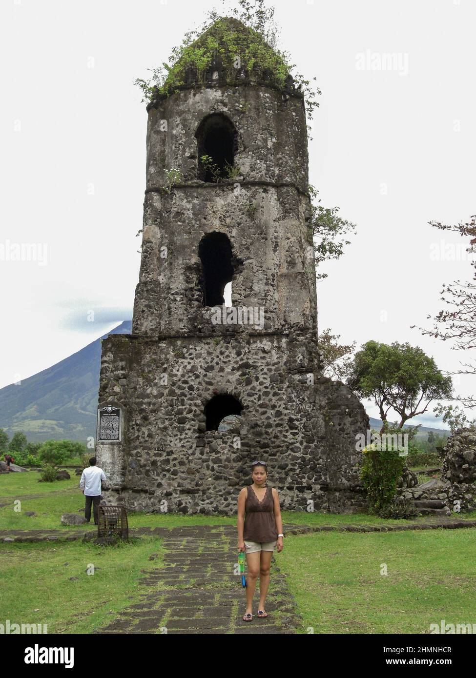 Historischer alter Glockenturm vor dem Berg Mayon bei den Ruinen von Cagsawa in der Nähe von Legazpi auf den Philippinen 18. Januar 2012 Stockfoto