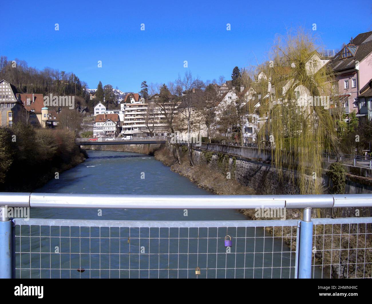 Feldkirch, Österreich, 26. Februar 2019 Blick entlang der Ill in die Innenstadt Stockfoto