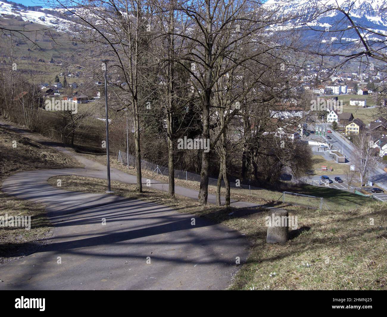 Werdenberg, Schweiz 26. Februar 2019 schöner kleiner Park und ein Fussgängerweg auf einem kleinen Hügel Stockfoto