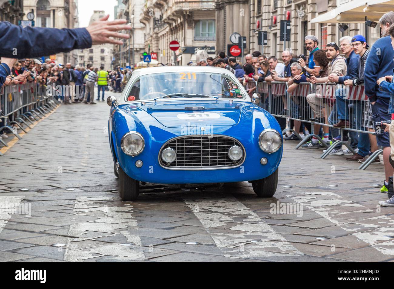 MAILAND, ITALIEN - 19. MAI 2018: Dies ist der Ferrari 212-225s Export Berl Vignale auf der Retro-Parade der Mille Miglia Autos. Stockfoto