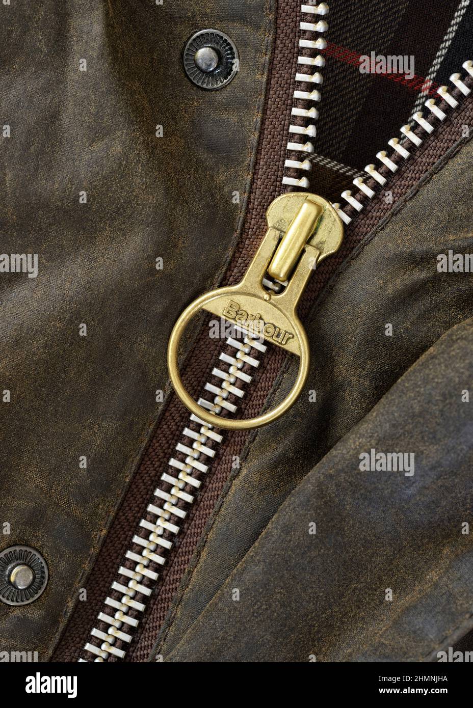 Barbour Wachsjacke, Nahaufnahme. Hergestellt von J. Barbour & Sons Ltd in ihrer Fabrik in South Shields Stockfoto