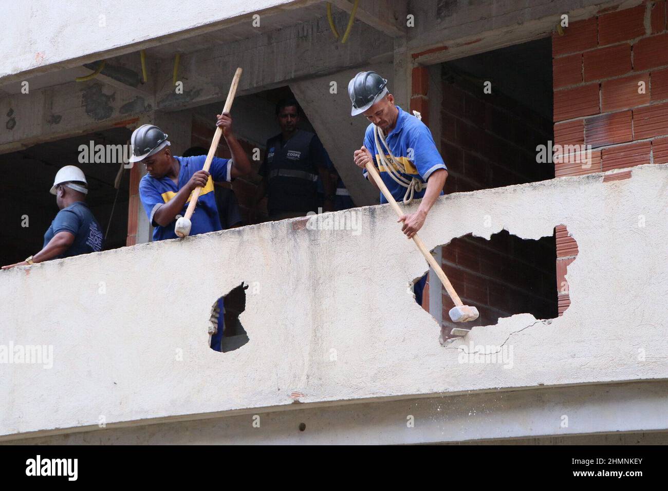 Rio de Janeiro, Rio de Janeiro, Brasilien. 11th. Februar 2022. (INT) Betrieb für den Abriss unregelmäßiger Bauten in Rio de Janeiro. 11. Februar 2022. Rio de Janeiro, Brasilien: Die Grundstücke sind nicht vom Rathaus zum Bau zugelassen und befinden sich in einem von der Miliz dominierten Gebiet. Die Aktion wird von der Task Force der Specialized Action Group on Combating Organized Crime (GAECO/FT-OIS) des Öffentlichen Ministry of Rio (MPRJ) durchgeführt und wird von den kommunalen Sekretariaten für Umwelt, öffentliche Ordnung und Erhaltung unterstützt, zusätzlich zur Militärpolizei, Municipal G Stockfoto