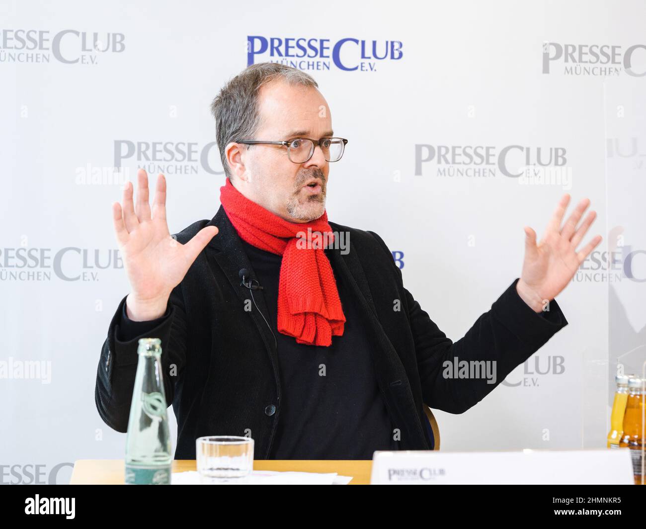 Markus Rinderspacher, Vizepräsident des Bayerischen landtags, spricht auf der Pressekonferenz. Am 11. Februar 2022 wurde im Münchner Presseclub eine Pressekonferenz organisiert, um die Kontroverse um die Olympischen Winterspiele 2022 in Peking, China, zu diskutieren. Das Sportereignis ist aufgrund von Menschenrechtsverletzungen gegen die uigurische Bevölkerung in China und gegen Tibeter höchst umstritten. Viele Staats- und Regierungschefs der Welt, darunter Deutschlands Kanzler Olaf Scholz und die Außenministerin Annalena Baerbock, haben aus Protest gegen die angeblichen Gräueltaten auf die Teilnahme an der Veranstaltung verzichtet. Die fo Stockfoto